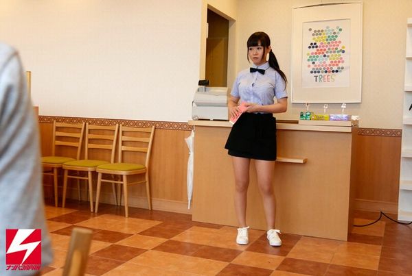 脱ぐとおっぱいが凄すぎて勃起が収まらない巨乳ファミレス店員のAVデビューｗ【彩木しほ】